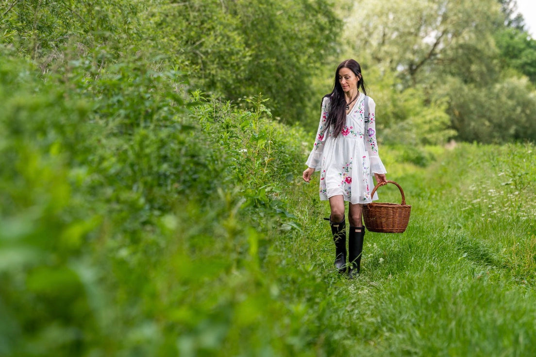 Di, your tutor for your wild food foraging walk